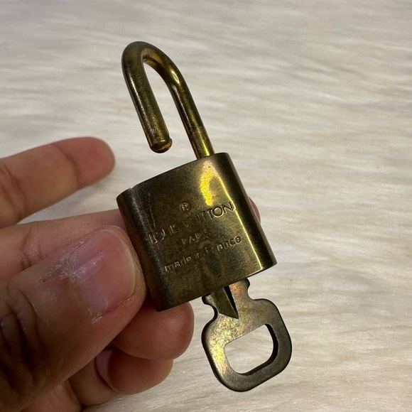 LOUIS VUITTON lock and key #306 - Picture 7 of 12